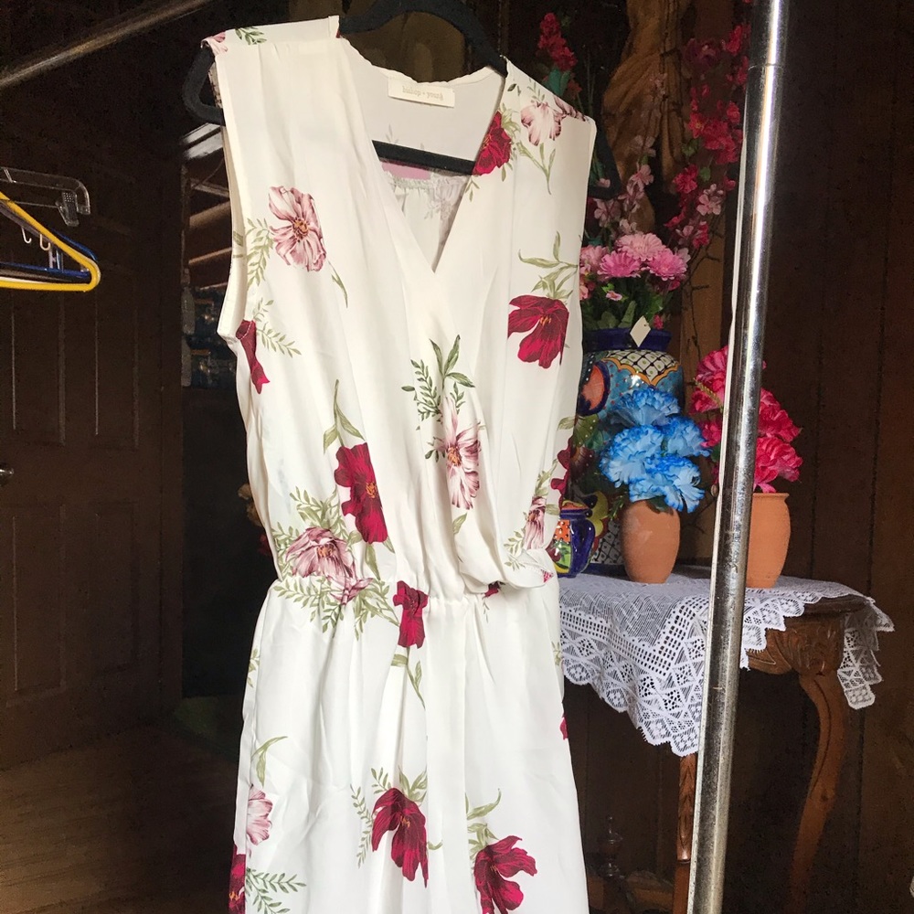 White floral shorts romper 🌹